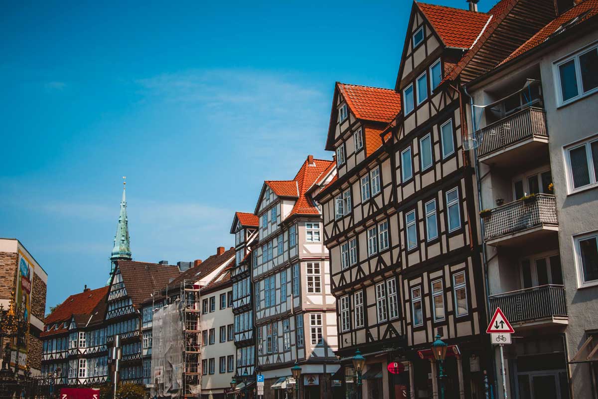 praca w niemczech - miasto zabytkowe kamienice w tle